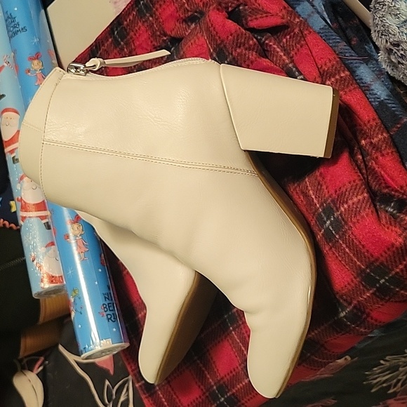 Off White ankle Boots by  Worthington - Picture 4 of 6